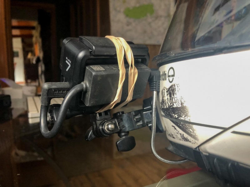 Adapter mounted with rubber bands covers the screen