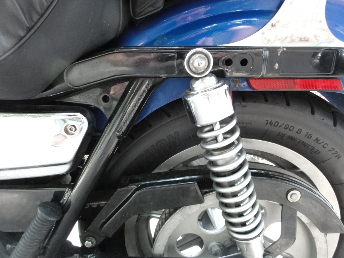 92 FXRS Left Side Detail - bag mounting points. Note chip on fender.