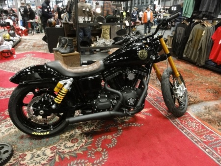 A cruiser with front end rear Ohlins?
