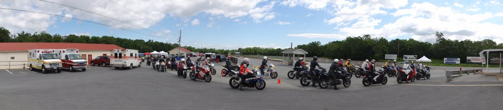 5_ridersliningup.JPG